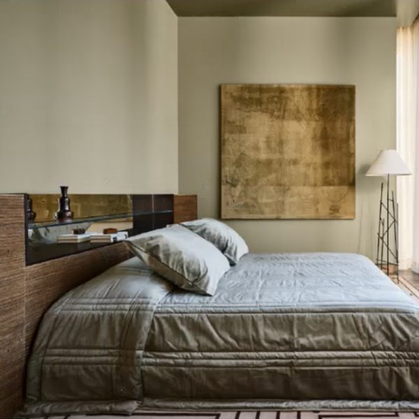 Modern Upholstered Bed with Oak Veneer Headboard, Built-in Mirror & Ultra-Clear Glass, Fire-Retardant Fabric, Pre-Drilled UK Socket, Customizable Size, Export to UK. - Image 5